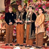 Presiden Joko Widodo dan Iriana tampak serasi memakai kain batik motif Sidomulyo saat berada di pelaminan bersama Kahiyang Ayu dan Bobby Nasution.Foto: Agus Suparto/Setpres