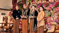 Foto Jokowi dan Iriana bersama Bobby dan Kahiyang (Foto: Agus Suparto/Setpres)