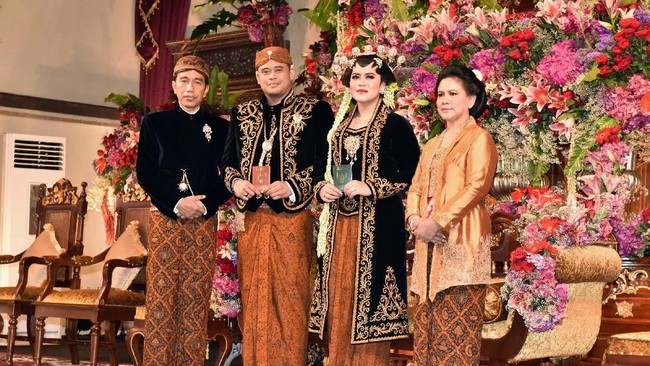 Presiden Joko Widodo dan Iriana tampak serasi memakai kain batik motif Sidomulyo saat berada di pelaminan bersama Kahiyang Ayu dan Bobby Nasution.Foto: Agus Suparto/Setpres