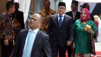 Ketua MPR Zulkifli Hasan hadir dengan didampingi istrinya.