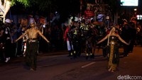 Penari mengiringi kereta yang membawa Kahiyang-Bobby.