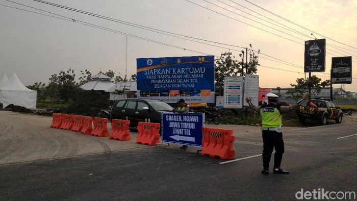 Polisi berjaga mengatur lalu lintas