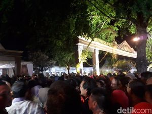 Ketika Tamu Ramai-ramai Angkat Kartu Akses Masuk Resepsi Kahiyang
