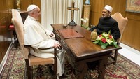 Keduanya berbicara secara privat dan tertutup di kantor Paus Fransiskus. Foto: Osservatore Romano/Handout via Reuters