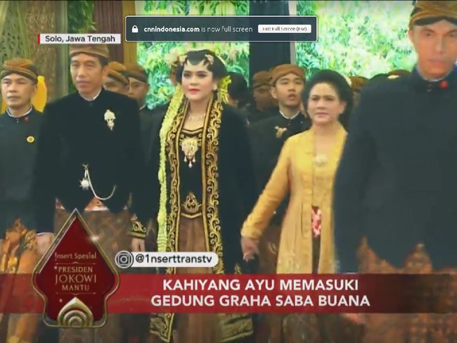 Ronce melati yang panjangnya hingga ke dada atau dalam bahas Jawa melati tibo dodo juga tampak pada penampilan Kahiyang Ayu saat dinikahi Bobby Nasution. Foto: Screenshot CNN Indonesia TV