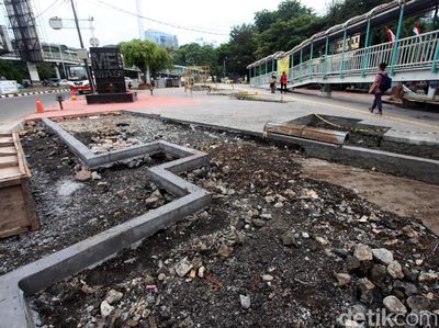 Jalur Pedestrian di Depan Kampus Trisakti Grogol Dilebarkan