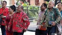Para tamu terus berdatangan ke pernikahan Kahiyang Ayu dan Bobby Nasution.