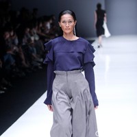 Koleksi busana siap pakai dari desainer Barli Asmara mengusung tema Press Play di Jakarta Fashion Week 2018, Senayan City, Jakarta, Kamis (26/10/2017). Foto: Mohammad Abduh/Wolipop