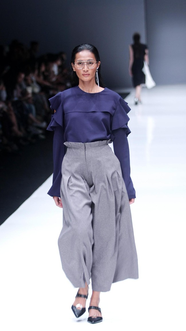 Koleksi busana siap pakai dari desainer Barli Asmara mengusung tema Press Play di Jakarta Fashion Week 2018, Senayan City, Jakarta, Kamis (26/10/2017). Foto: Mohammad Abduh/Wolipop