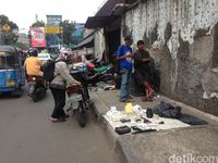 Sering Dirazia, Pedagang Tak Kapok Jualan di Trotoar Jatinegara