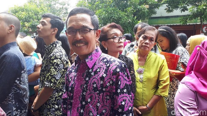 Senangnya Guru SMA Kahiyang Saat Hadiri Resepsi Anak Didiknya