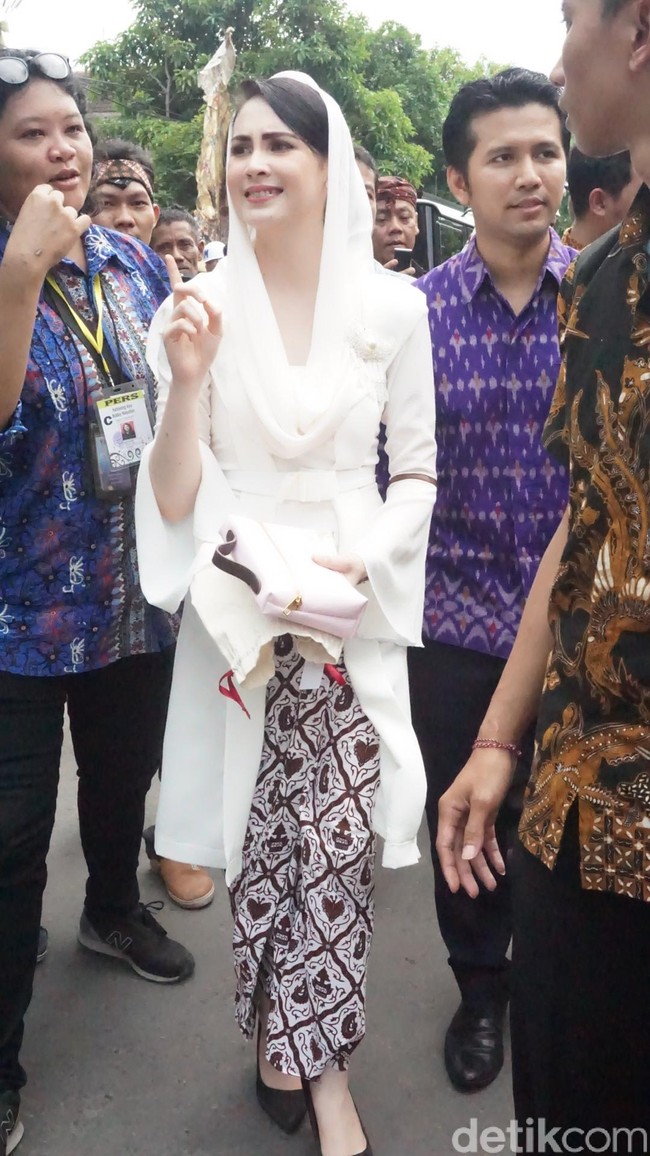 Arumi Bachsin tampil memesona di pernikahan Kahiyang Ayu dan Bobby. Berbalut kebaya putih dengan kerudung yang menutupi sanggulnya. Foto: Daniel Ngantung/Wolipop