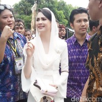Arumi Bachsin tampil memesona di pernikahan Kahiyang Ayu dan Bobby. Berbalut kebaya putih dengan kerudung yang menutupi sanggulnya. Foto: Daniel Ngantung/Wolipop
