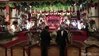 Sebelum acara akad dilangsungkan, dilakukan kirab yang membawa rombongan calon pengantin perempuan dan calon pengantin laki-laki.