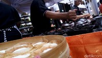 Ada 3 ribu biji Serabi Notosuman yang disajikan dalam pernikahan Kahiyang Ayu dan Bobby Nasution. Ada 36 wajan kecil yang sudah disediakan Yohanna, pemilik Serabi Notosuman. Foto: Bayu Ardi Isnanto