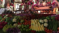 Di deretan buah-buahan ada buah naga, kelengkeng, semangka, anggur, pepaya, belimbing dan rambutan.