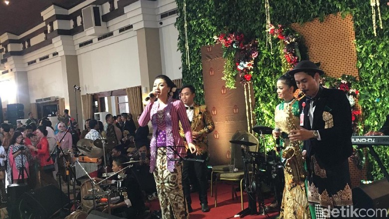 Saat Vicky Shu Menggoyang Pesta Pernikahan Putri Jokowi Saat Vicky Shu Menggoyang Pesta Pernikahan Putri Jokowi