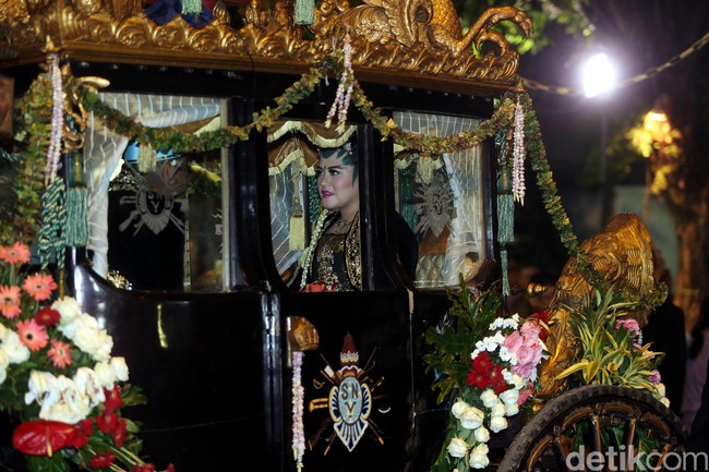 Kahiyang dan Bobbt tiba di lokasi menggunakan kereta kuda. Mereka yang sudah sah menjadi suami-istri setelah melangsungkan akad nikah pagi tadi tidak lagi berada di kereta kuda terpisah.  Foto: Rengga Sancaya