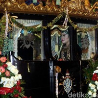 Kahiyang dan Bobbt tiba di lokasi menggunakan kereta kuda. Mereka yang sudah sah menjadi suami-istri setelah melangsungkan akad nikah pagi tadi tidak lagi berada di kereta kuda terpisah.  Foto: Rengga Sancaya