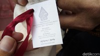 Di bungkus tersebut ada kertas kecil berupa ucapan terima kasih dari Presiden Joko Widodo dan keluarga (Foto: Bayu Ardi Isnanto/detikcom)