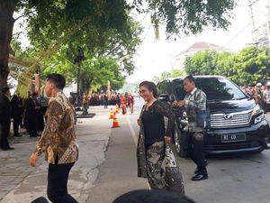 Ini Gaya Menteri Susi Saat Hadiri Akad Putri Jokowi
