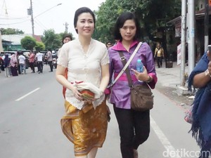 Cantiknya Veronica Tan Datang ke Nikahan Kahiyang-Bobby