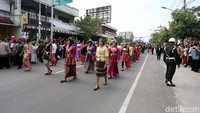 Sepanjang jalan yang dilintasi iring-iringan kirab dipadati warga.