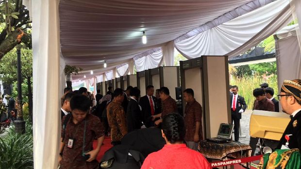 Para tamu yang akan masuk gedung harus melewati pintu pemindai (security door) yang dijaga oleh anggota Paspampres.