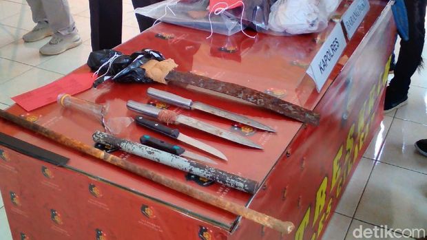 Barang bukti senjata tajam