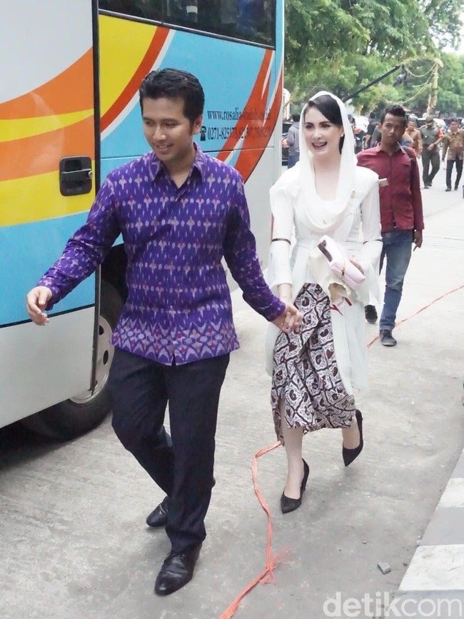 Bupati Trenggalek Emil Dardak dan sanng istri Arumi Bachsin tampil mesra saat hadir di pernikahan putri presiden Joko Widodo Kahiyang Ayu dengan Bobby Nasution. Tampak keduanya saling bergandengan tangan.  Foto: Daniel Ngantung/Wolipop