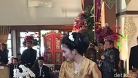 Selvi terlihat mondar-mandir sebelum akad nikah Kahiyang dan Bobby dimulai.