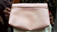 Tas dengan tulisan KB menjadi salah satu souvenir yang dibagikan.