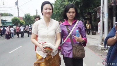 Foto: Beda Gaya Istri Ahok dan Djarot di Pernikahan Kahiyang Ayu