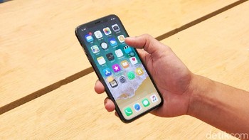 1. iPhone X: Wujud baru dan kemampuannya serta kuatnya merek Apple membuat iPhone X menjadi yang paling bikin penasaran netizen. Foto: Adi Fida Rahman/detikINET