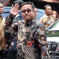 Rano Karno hadir di pernikahan Kahiyang Ayu memakai kemeja batik modifikasi yang penuh corak. Foto: Rengga Sancaya