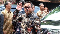 Mantan Gubernur Banten Rano Karno melambaikan tangannya saat memasuki lokasi acara.