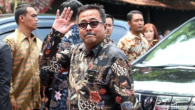 Rano Karno hadir di pernikahan Kahiyang Ayu memakai kemeja batik modifikasi yang penuh corak. Foto: Rengga Sancaya