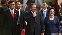 SBY didampingi Ani Yudhoyono dan Edhie Baskoro Yudhoyono (Ibas) tiba di lokasi acara. Presiden ke-6 RI itu sempat melambaikan tangan sebelum memasuki gedung.