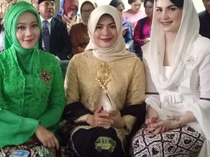 Foto: Cantik, Gaya Hijab 8 Istri Pejabat di Pernikahan Kahiyang-Bobby