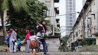Sejumlah warga saling berinteraksi di kawasan tersebut.