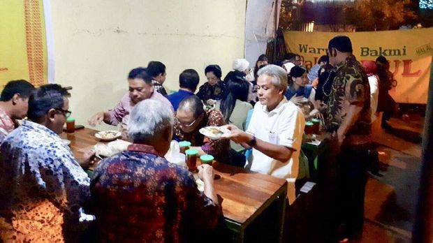 Tampak Presiden kelima RI Megawati Soekarnoputri ikut makan bersama di warung kaki lima