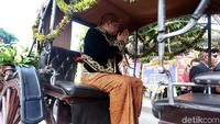 Bobby juga memberikan salam.