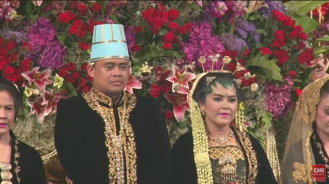 Lipstik yang dipulaskan saat malam hari dan siang hari juga berbeda. Kahiyang memakai lipstik pink di malam hari dan merah pekat di siang hari.  Foto: Dok. Screenshot CNN Indonesia