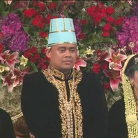 Lipstik yang dipulaskan saat malam hari dan siang hari juga berbeda. Kahiyang memakai lipstik pink di malam hari dan merah pekat di siang hari.  Foto: Dok. Screenshot CNN Indonesia