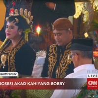 Ciri khas riasan Solo Putri yang tampak pada Kahiyang Ayu adalah paes atau ukiran hitam di dahi dan tatanan rambut berupa sanggul yang mirip bokor (mangkuk dari logam) tengkurap. Foto: Dok CNN Indonesia