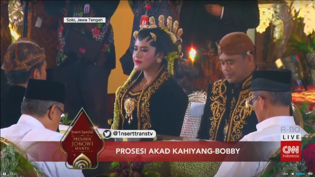 Ciri khas riasan Solo Putri yang tampak pada Kahiyang Ayu adalah paes atau ukiran hitam di dahi dan tatanan rambut berupa sanggul yang mirip bokor (mangkuk dari logam) tengkurap. Foto: Dok CNN Indonesia