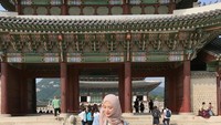 Kalau foto ini Ayana sedang berada di Istana Gyeongbok. Istana yang terletak di sebelah utara Kota Seoul dan termasuk dari 5 istana terbesar yang dibangun oleh Dinasti Joseon (@xolovelyayana/Instagram)