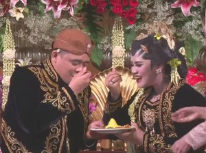 So Sweet! Bobby dan Kahiyang Suap-suapan di Pelaminan