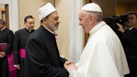 Pertemuan antara Ahmed al-Tayeb dengan Paus Fransiskus digelar pada 7 November di Vatikan. Foto: Osservatore Romano/Handout via Reuters
