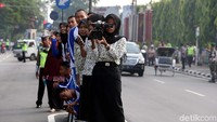 Tak mau kalah, para pelajar juga juga menonton kirab Kahiyang-Booby.